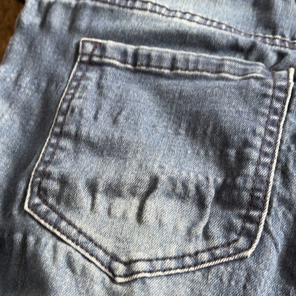 Slight flaw in front blue jeans - Picture 4 of 5
